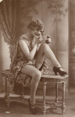 25 Glamorous Makeup Photos of Young Beauties in the 1920s.png