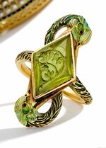 Peridot intaglio ring, Lalique, 1924.jpg