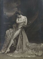 Folies Bergere Dancer 1925.jpg