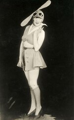 Berlin 1928 carnaval vliegcostuum.jpg