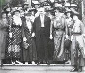 Suffragettes and Mayor Broening, Baltimore 1920.jpg