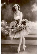 Pavlova with Flowers, 1911.jpg