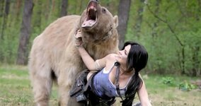 202081864_0270_fun_beautiful_girl_poses_with_a_bear_for_lara_croft_cosplay-1.jpg